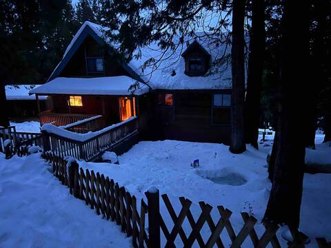 Charming Cabin Breathtaking Mountain Views-5 acres