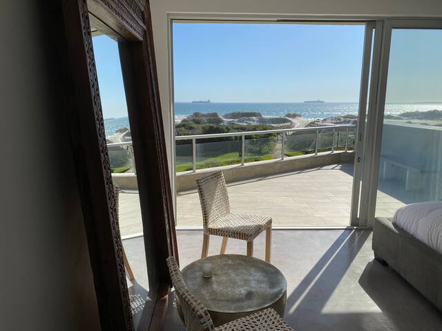 Luxury beachfront villa in Dolphin Beach, sleeps 6 gallery image 4