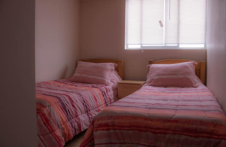 غرفة تضم سريرين فرديين