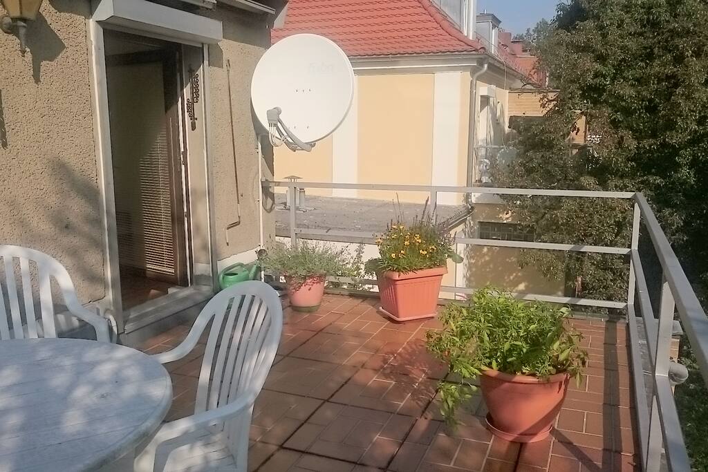 Große Terrasse mit Blick auf die Gärten