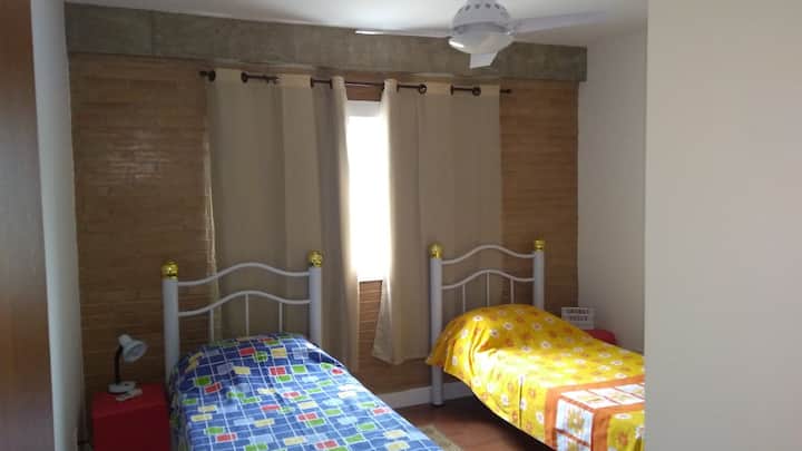 غرفة تضم سريرين صغيرين