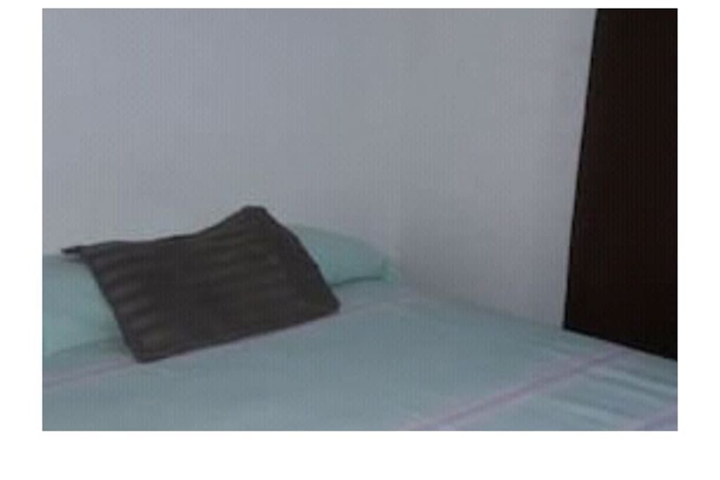 Cama matrimonial con closet y ventilador de pedestal