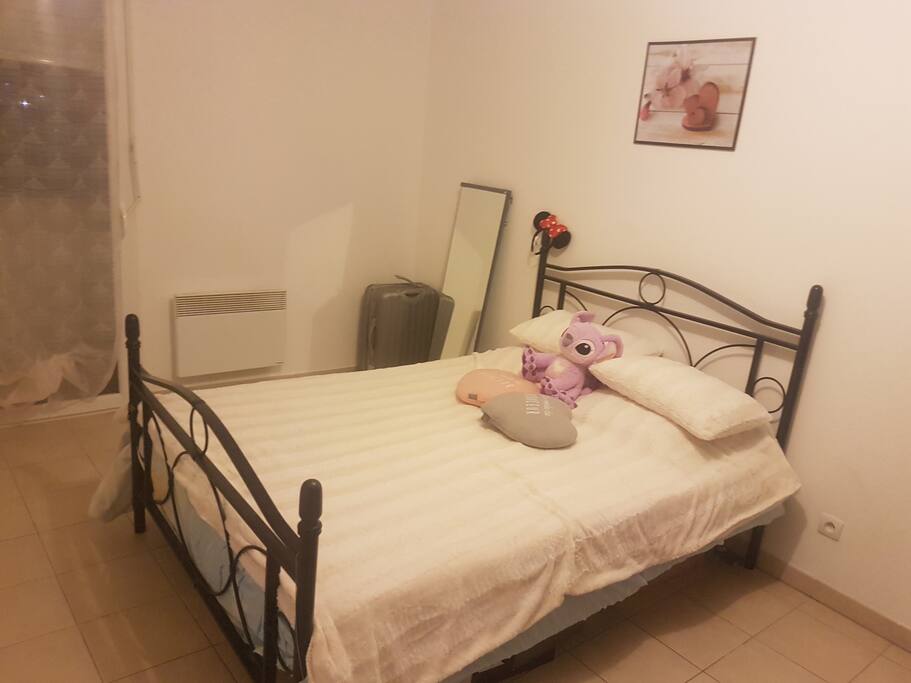 Assez grande chambre, il y a un placard avec mes affaires mais je suis en train d'essayer de faire une petite place pour les voyageurs ^^