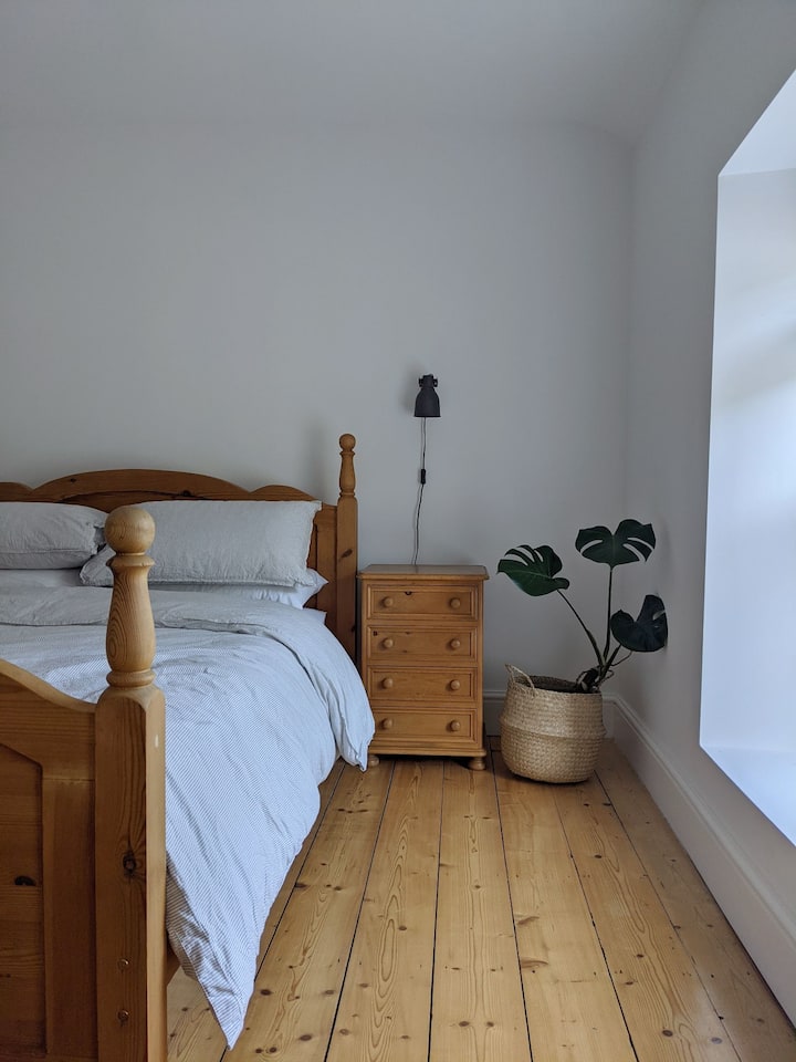 Dormitorio principal con colchón de espuma viscoelástica tamaño king supercómodo.
