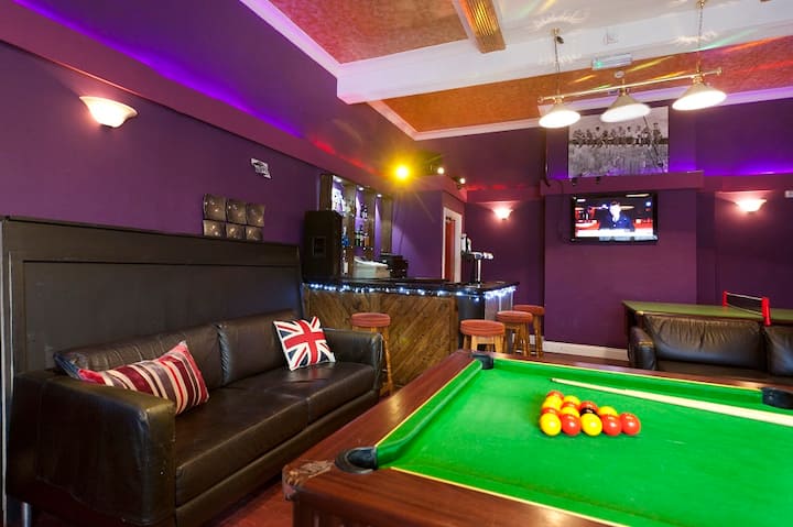 * Your own City Centre Pub- 7 Bedrooms and 11 Beds