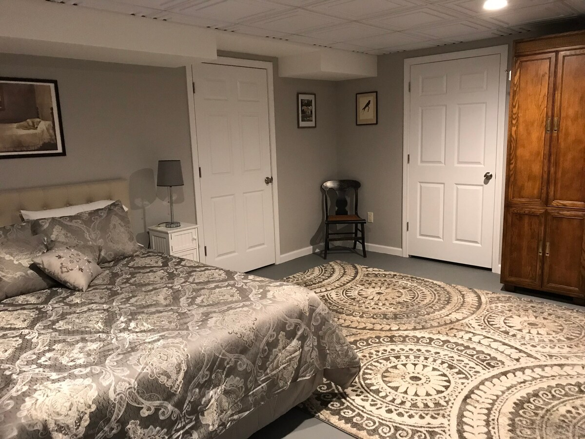 هذه مساحة نوم منفصلة ولكن بسبب متطلبات الخروج من رمز الحريق، يوجد ستارة في مدخلها بدلاً من باب صلب 