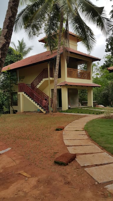 Airy and inviting, all rooms come with individual sit outs, enclosed decks, and comfy mattresses laid on vintage, king-size beds. The double storey cottages come with green half doors for adjusting your privacy levels.