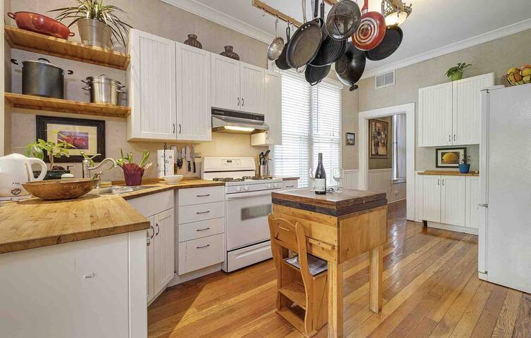 Immaculate Elegant House Downtown NW gallery image 4