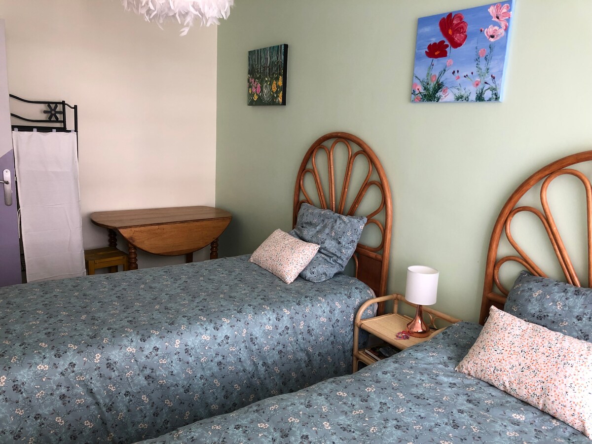 Საძინებელი 2 : 2 90 საწოლი, საძინებლის ტუმბო, მაგიდა და პატარა გარდერობი, აივანი