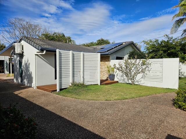 Sunny Coast Beach House~ pets welcome on request