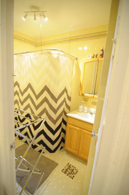Full bathroom with clean linen towels