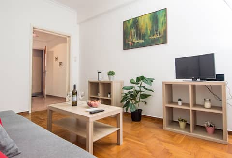 Popular Airbnb listing: Sunny 1bd apartment just 1minute to Acropolis in ΜΑΚΡΥΓΙΑΝΝΗ