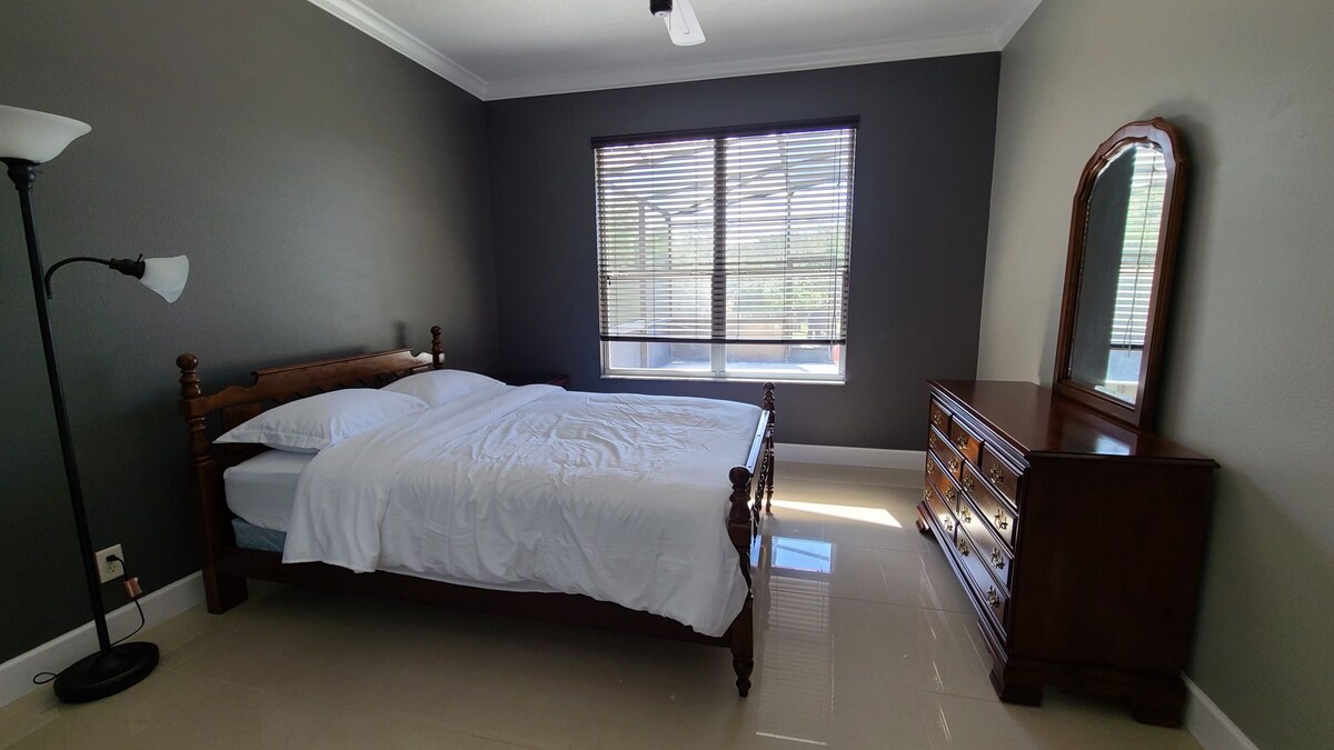 ห้องนอนที่สองพร้อมเตียงควีนไซส์