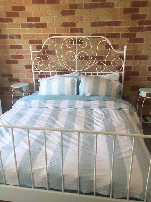 Master bedroom - queen size bed