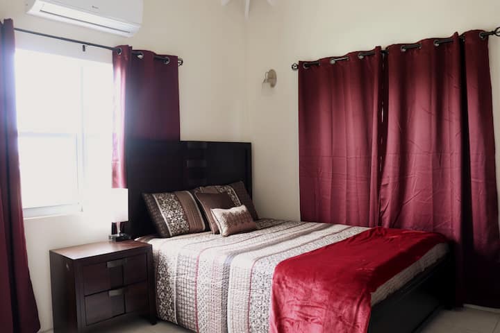 ห้องนอนใหญ่เงียบสงบ