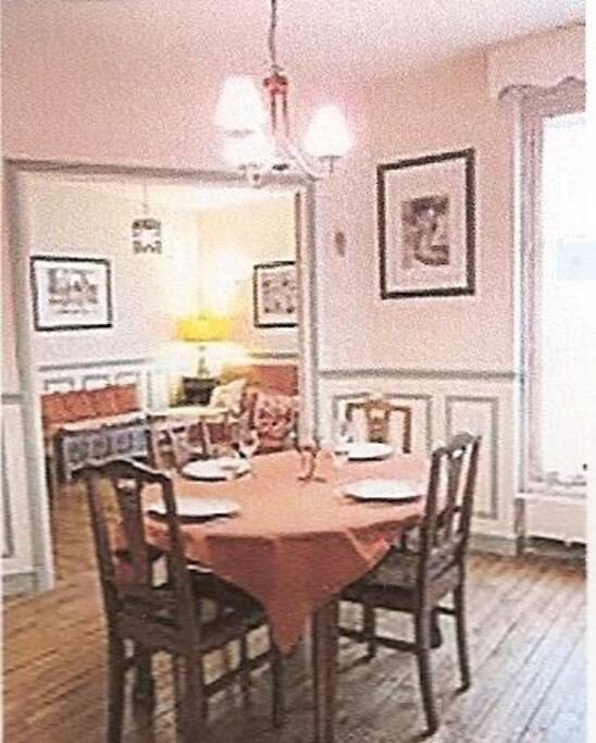 Salle à manger / salon (possibilité de fermer portes entre les 2 pièces et de mettre le matelas pour faire une autre chambre)