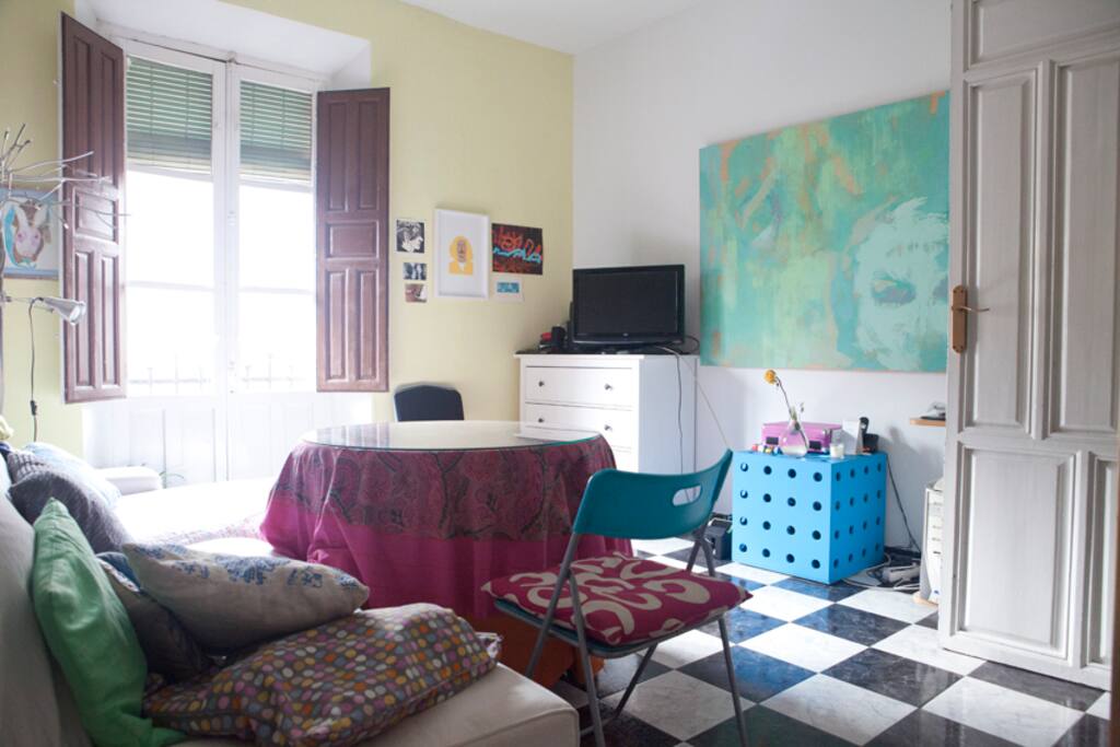 Salón con pequeño balcón que da a la calle principal