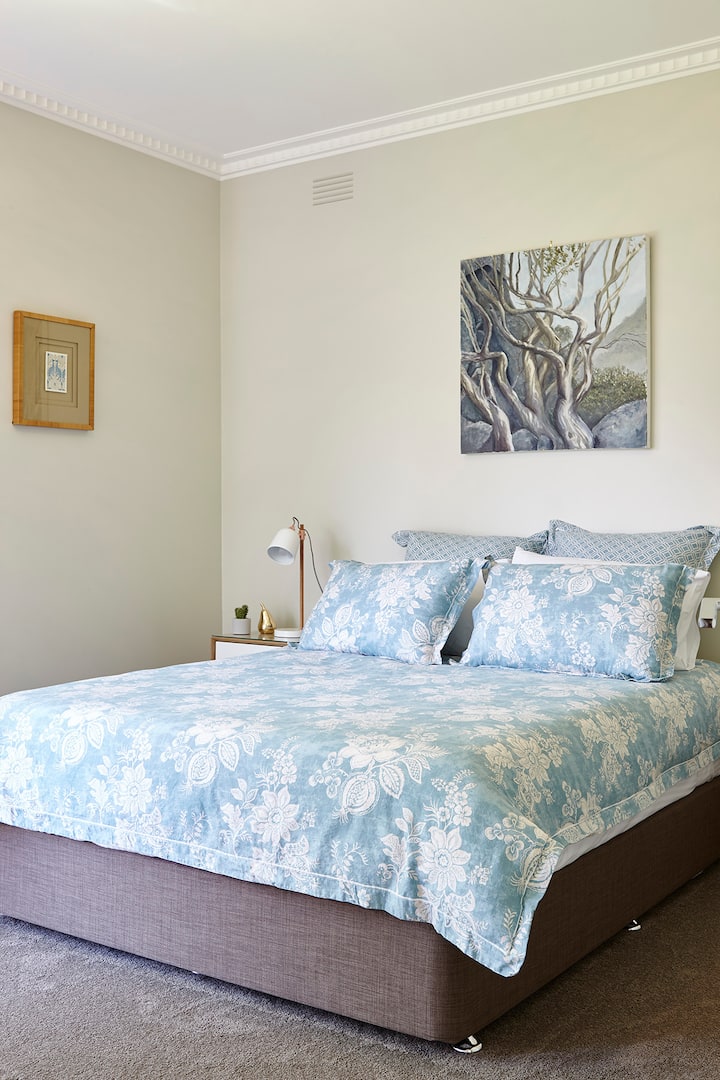 标准双人床卧室