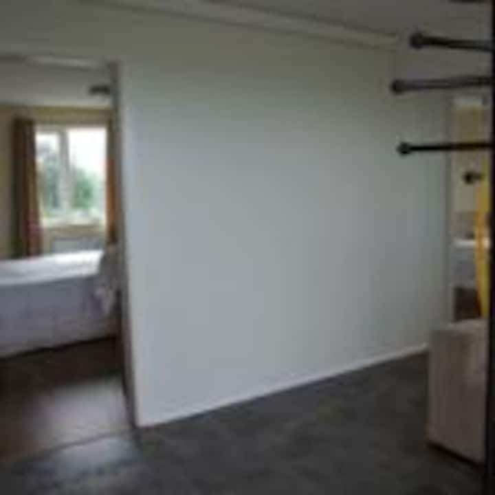 შესასვლელი დიდი წარმოდგენებია მასტერბედრუმში 180 × 200 საწოლით