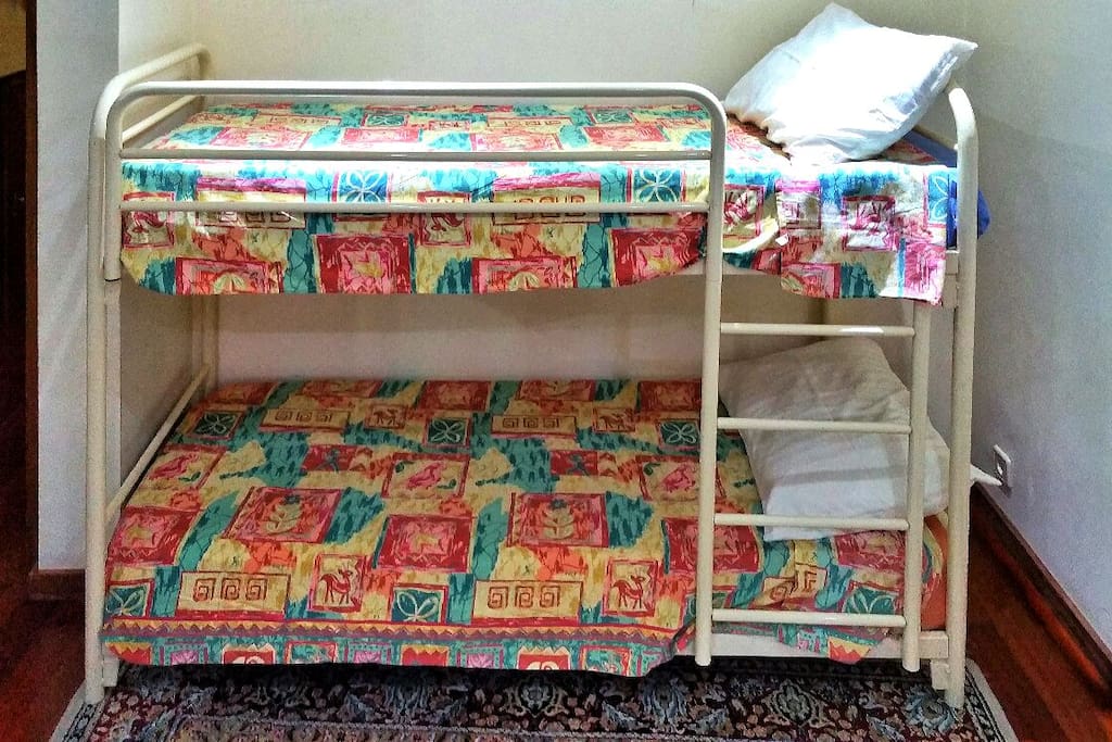 Beliche bom, está na sala de jantar.