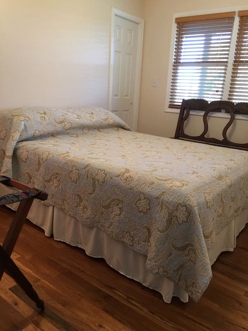 queen bedroom