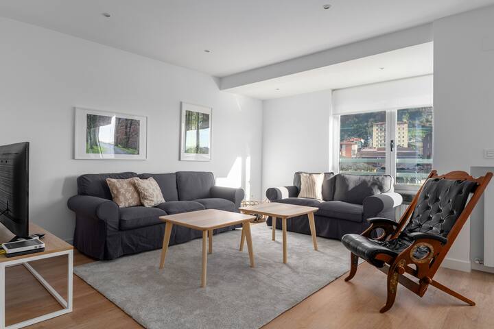 Bright apartment with A/C, parking optional gallery image 2