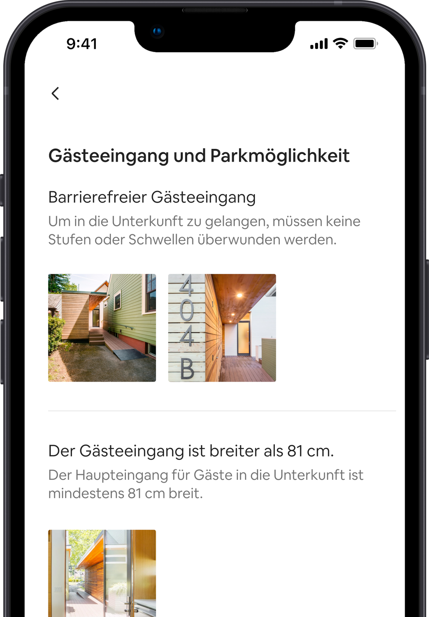 Auf einem Mobiltelefon wird eine Reihe von Angaben zur Barrierefreiheit für ein Inserat auf Airbnb angezeigt. Das erste Merkmal lautet „Stufenfreier Gästeeingang“, darunter befinden sich Bilder, die dieses Merkmal zeigen. Noch weiter unten wird ein weiteres Merkmal mit dem Hinweis „Der Gästeeingang ist breiter als 81 Zentimeter“ aufgeführt, darunter ein Bild, das dieses Merkmal zeigt.