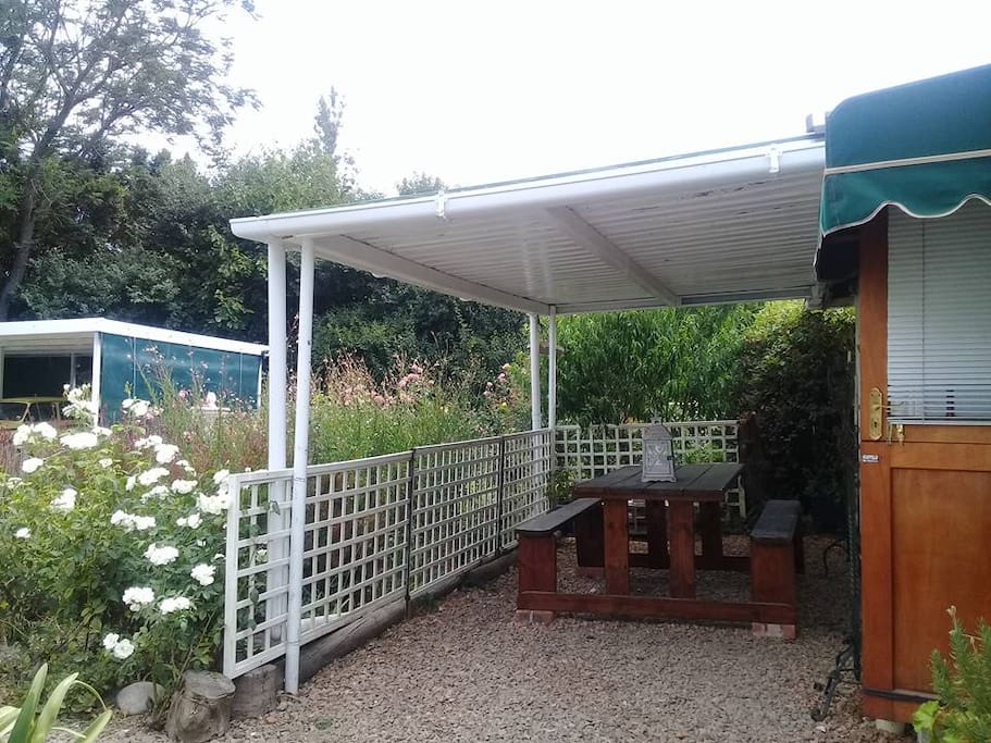 Lara's Cottage - Covered outdoor patio area