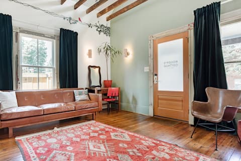 Successful Airbnb property: Downtown Raleigh Cottage • Walk Everywhere • Pets! in Thompson Hunter