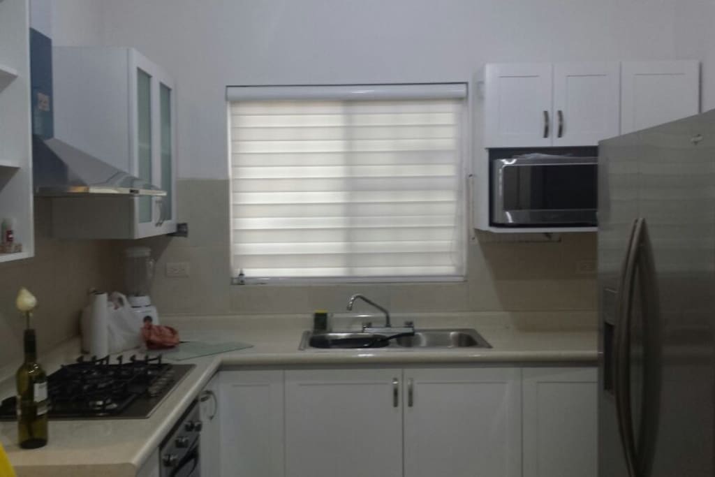 Cocina totalmente equipada: Estufa, refrigerador, horno de microondas, licuadora, vajilla ............Fully equipment kitchen, microwave, appliances, stove, oven, refrigerator