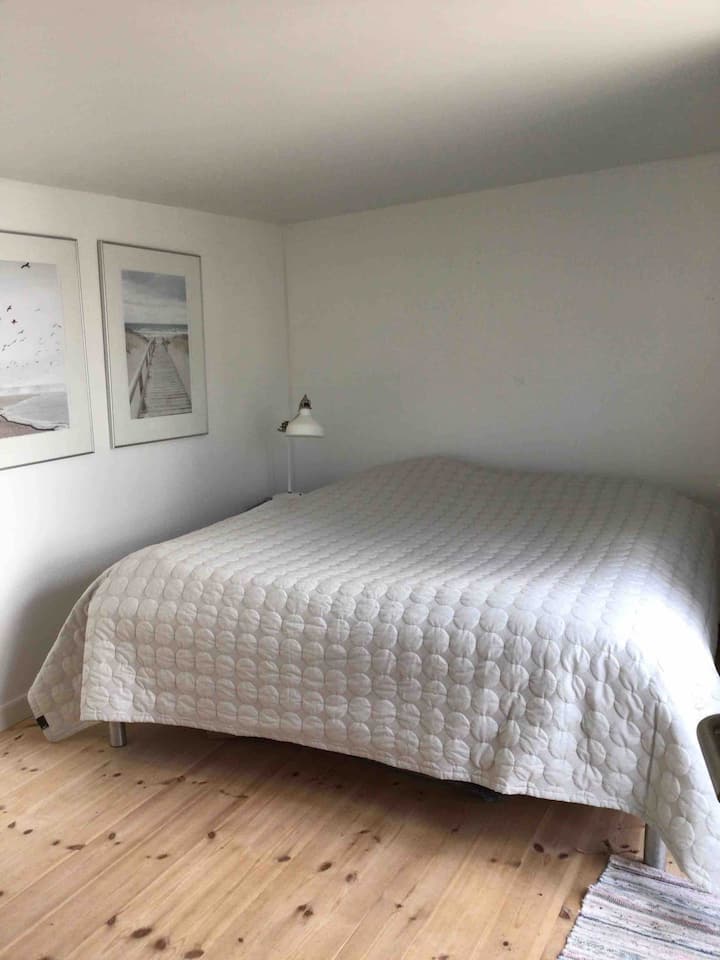 dhomë gjumi e këndshme me gjithçka