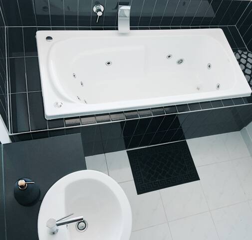 Luxury Entire Home for up to 16 People gallery image 4