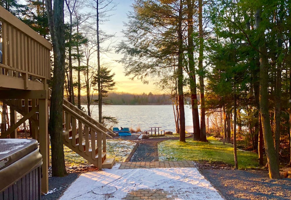 Lakefront w Sauna/Hot Tub/Boats, close to Kalahari Houses for Rent in