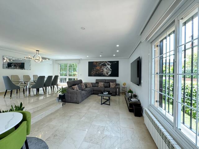 Moderna Casa de Lujo con Jacuzzi en el jardín gallery image 2