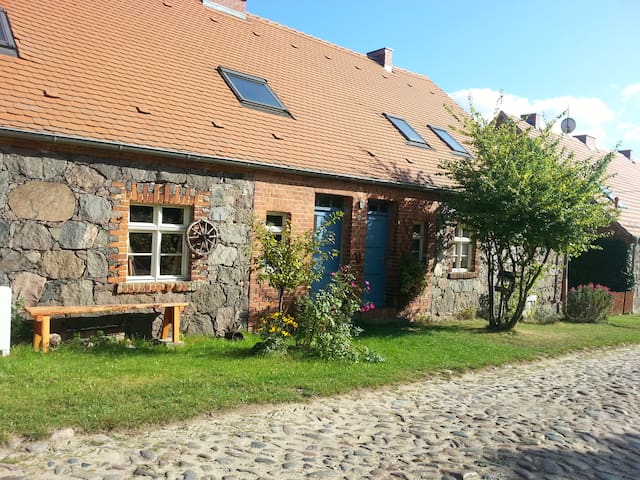 Gemütliches Feldsteinhaus im Künstlerdorf Ihlow