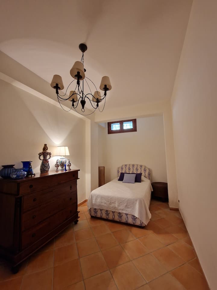 غرفة نوم مع سرير 1 مقعد ونصف الطابق السفلي