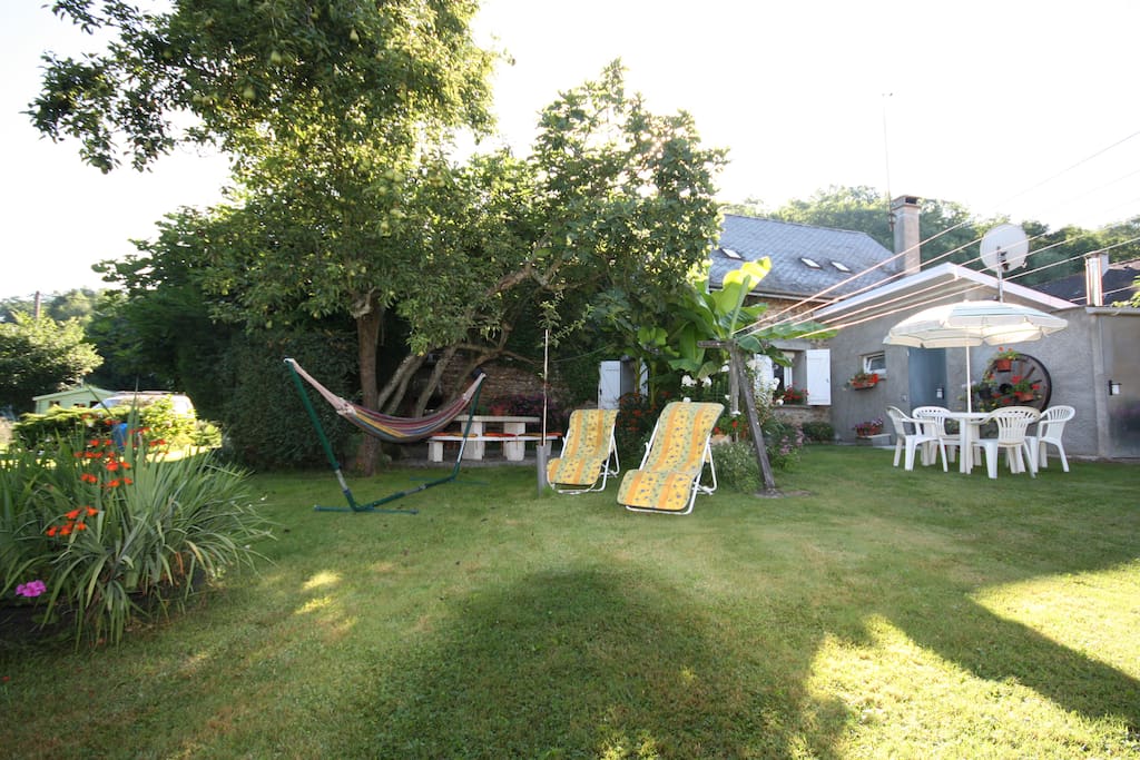 grand jardin 1000 m2 balançoire