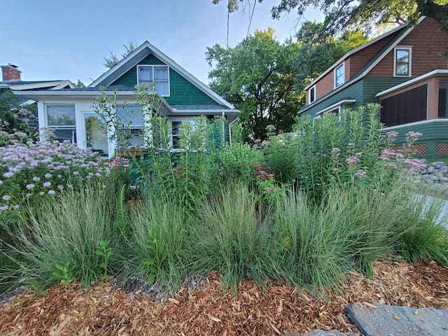 Charming & cozy | pet & eco-friendly | fenced yard