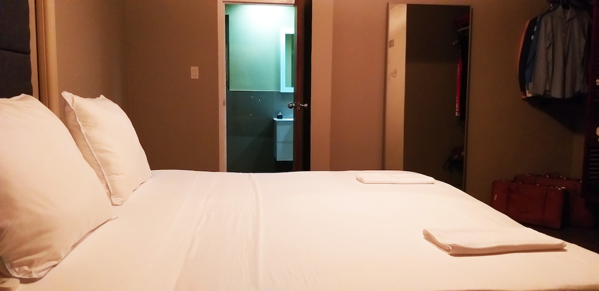 Брачен кревет (широк 150-179 см) со полу ортопедски матрици со мек горен дел