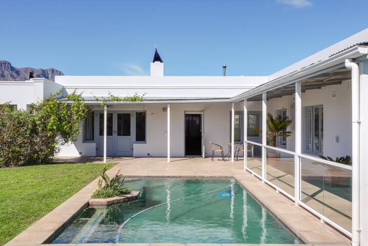 4 Bedroom Luxury Accommodation in Hout Bay gallery image 4