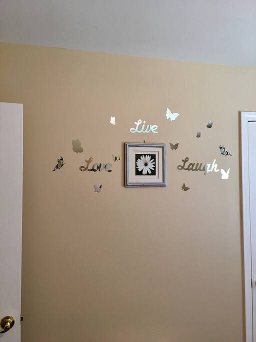Guestroom 2 wall decor