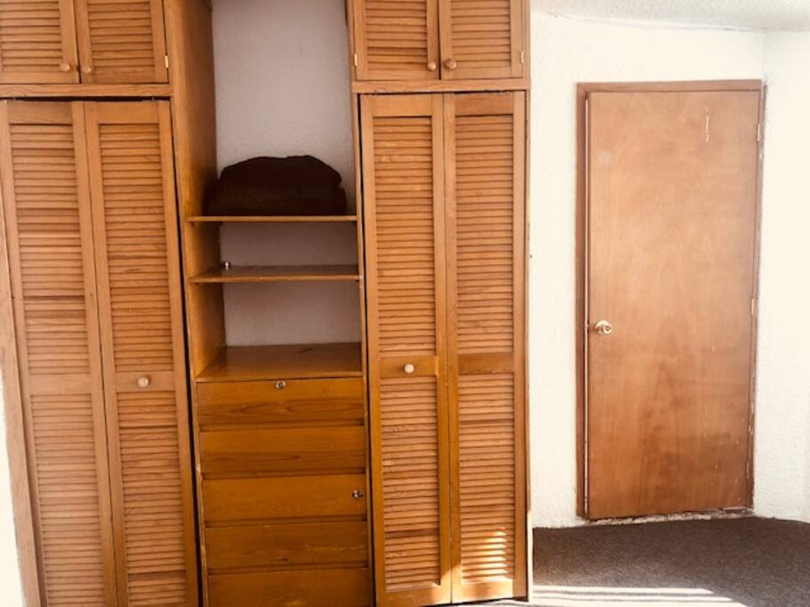 Amplio closet y cajonera.