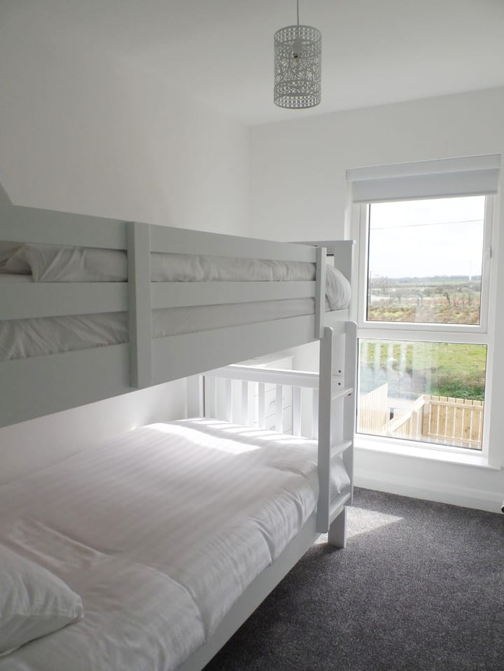 Двуетажни легла с изглед към провинцията