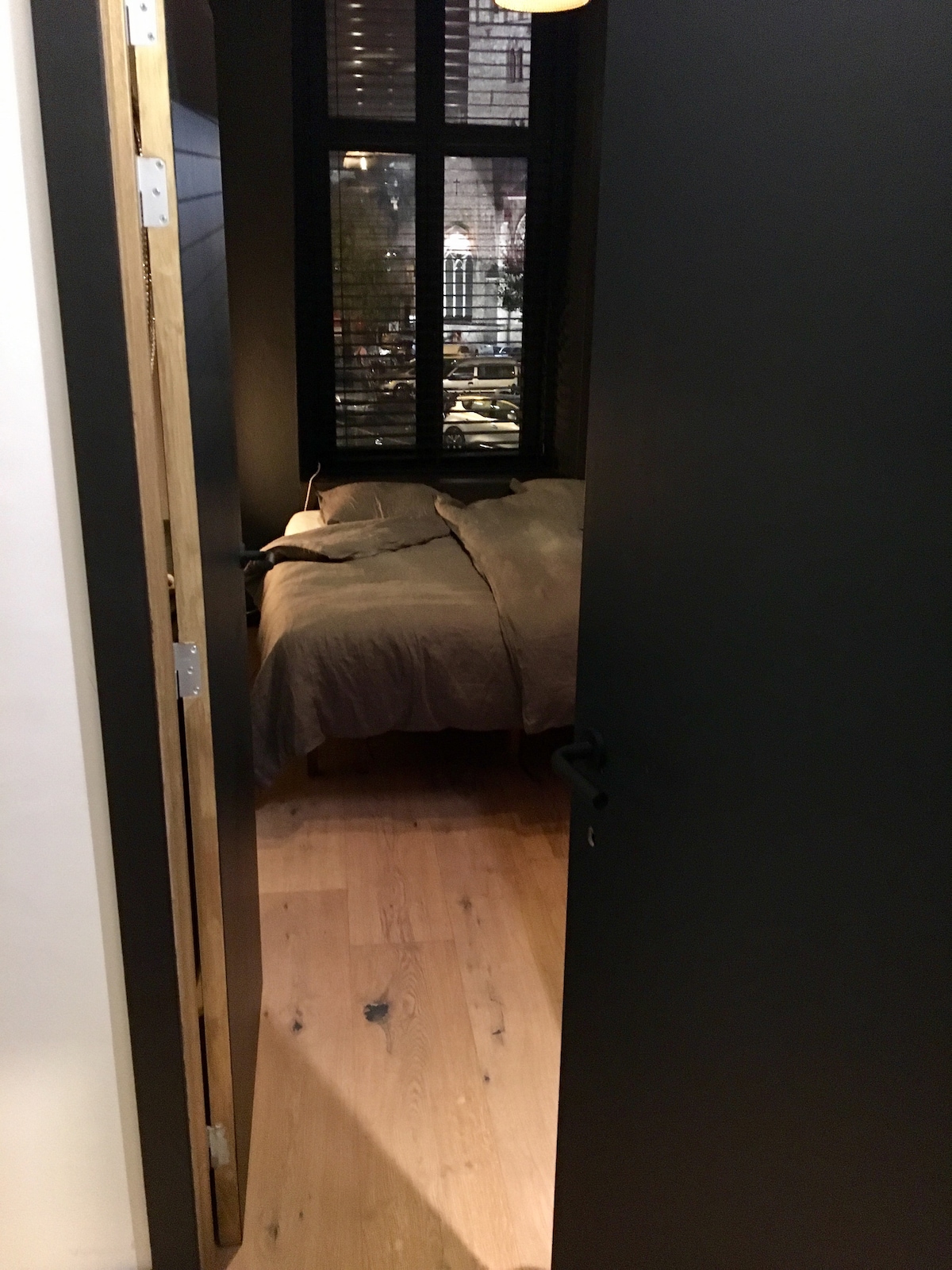 Bedroom with double bed at Bed Resort Belfort in Ghent