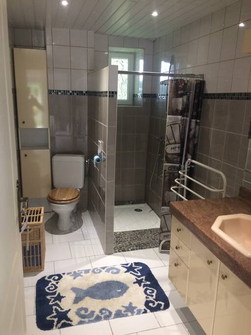 Salle de bain avec douche à l'italienne