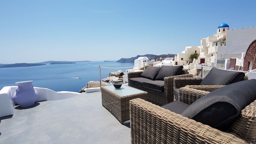 Aqua & Terra cave house. caldera view, hot plunge