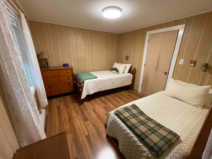 Soveværelse på øverste etage har 2 enkeltsenge.