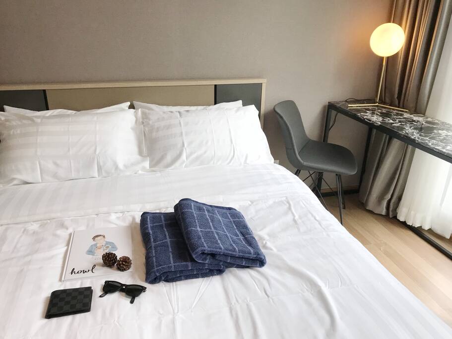 Cozy and very comfortable queen bed (5 ft).