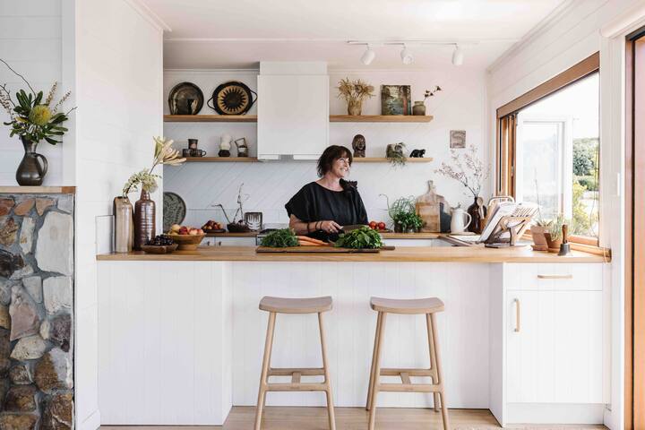 Whale Song ~ Oceanfront Escape gallery image 5