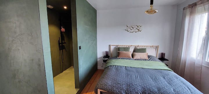 Главниот апартман со брачен кревет (широк 150-179 см). Удобна, внимателно избрана постелнина. 
Вашиот кревет ќе биде подготвен за вашето пристигнување.  